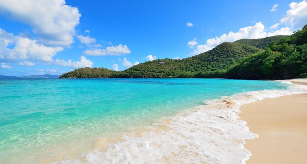 Praia colorida em St John, Virgin Island.