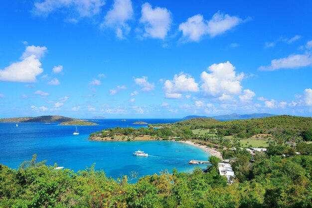 Praia colorida em St John, Virgin Island.