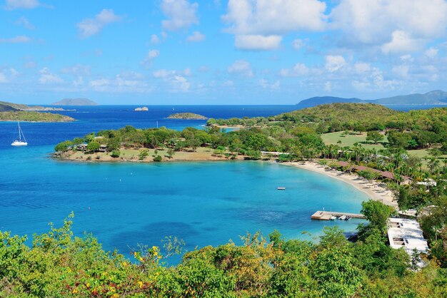 Praia colorida em St John, Virgin Island.