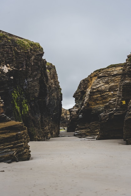 Foto grátis praia das catedrais sob um céu nublado durante o dia