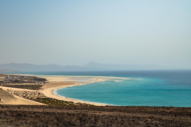 Foto grátis praia de areia e mar azul