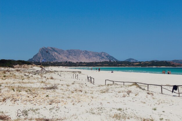 Praia de areia em San Teodoro, Sardenha e as montanhas