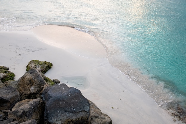 Foto grátis praia de areia limpa com mar azul claro