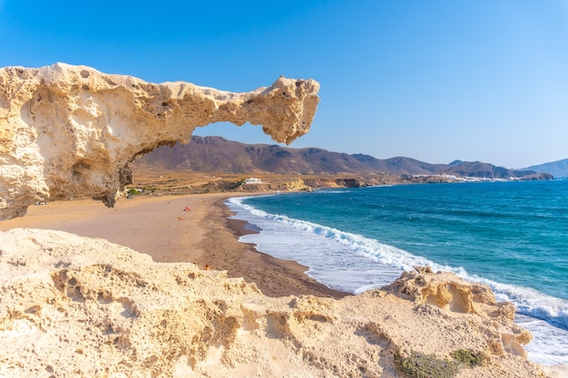 Praia de Los Escullos em Nijar, Andaluzia. Espanha, Mar Mediterrâneo