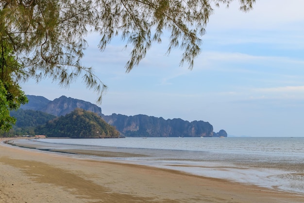 Praia de Noppharat Thara perto de Railay durante o pôr do sol Krabi Tailândia