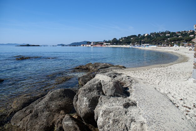 Praia de St. Clair rodeada de verde com colinas