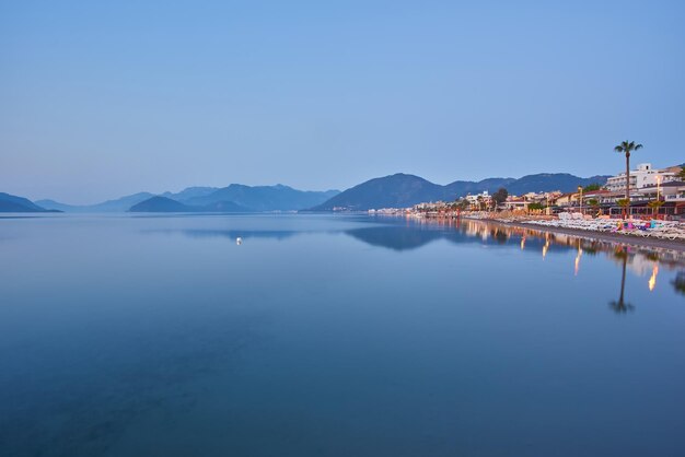 Praia deserta ao sol da manhã A praia ao amanhecer Espreguiçadeiras vazias Praia sem pessoas Marmaris