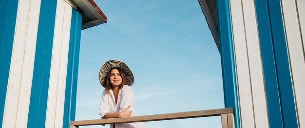 Praia e conceito de verão com a mulher à procura de um lugar