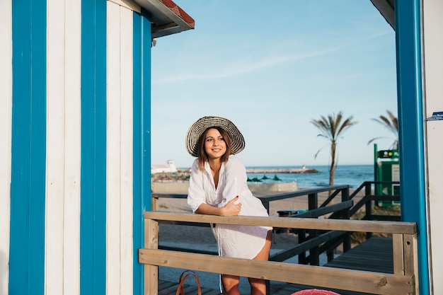 Praia e conceito de verão com mulher