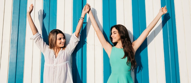 Praia e conceito de verão com mulheres felizes