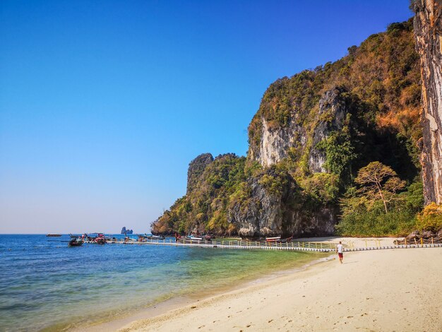 Praia incrível com pedras altas