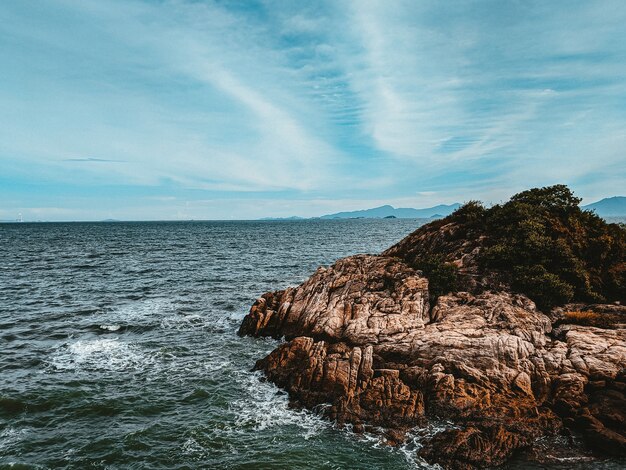 Praia rochosa e mar ondulado