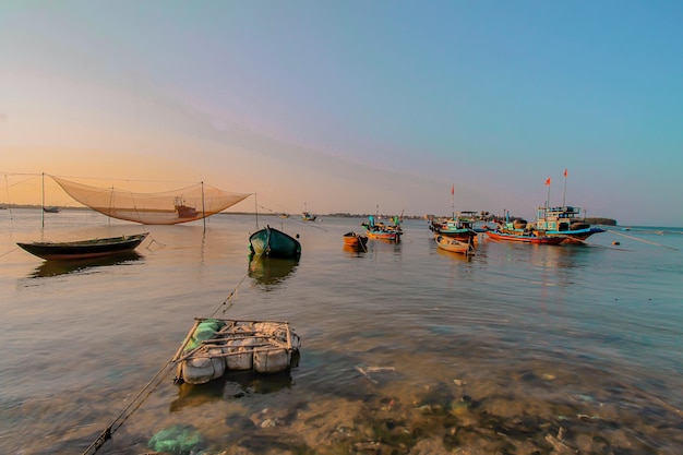 Praia tranquila com barcos de pesca de madeira na água