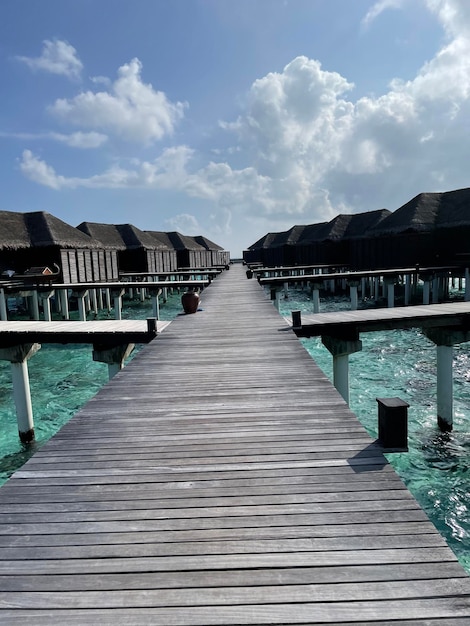 Foto grátis praia tropical com bungalows aquáticos nas maldivas