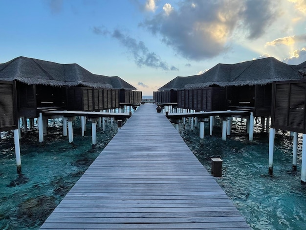 Foto grátis praia tropical com bungalows aquáticos nas maldivas