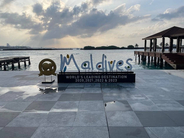 Foto grátis praia tropical com bungalows aquáticos nas maldivas