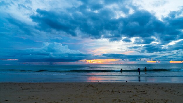 praia tropical com nuvens