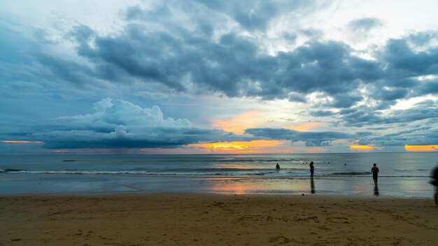 praia tropical com nuvens