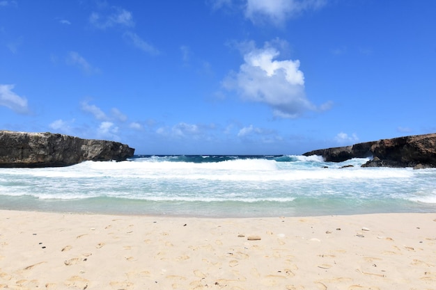 Praia tropical deserta na parte de trás de aruba