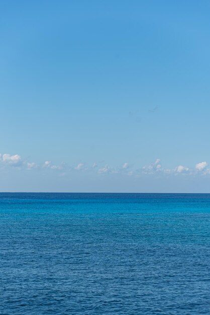 Praia tropical em um dia ensolarado