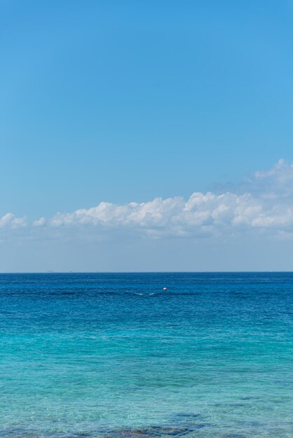 Praia tropical em um dia ensolarado