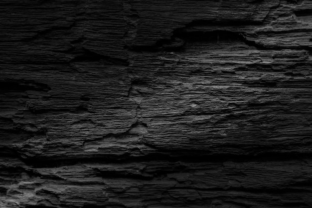 Prancha de madeira preta com fundo texturizado