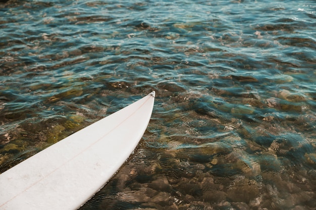 Foto grátis prancha de surf branca na água