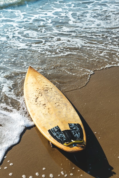 Foto grátis prancha de surf em uma praia arenosa