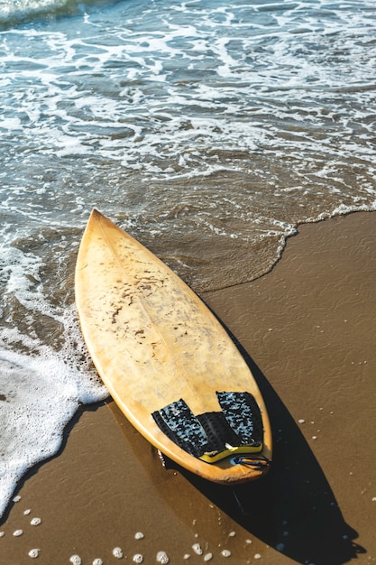 Foto grátis prancha de surfe em uma praia arenosa