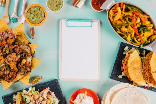 Foto grátis prancheta em meio a pratos mexicanos agradáveis