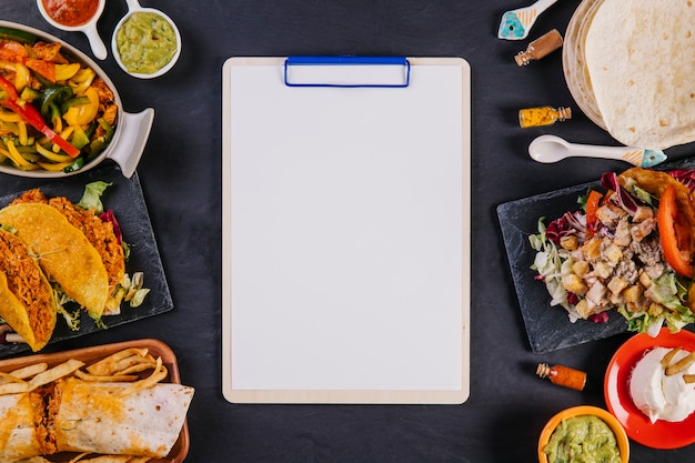 Foto grátis prancheta entre comida mexicana