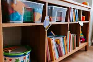 Foto grátis prateleiras de brinquedos e livros em uma creche