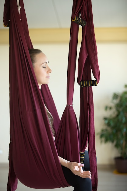 Foto grátis prática de yoga aérea