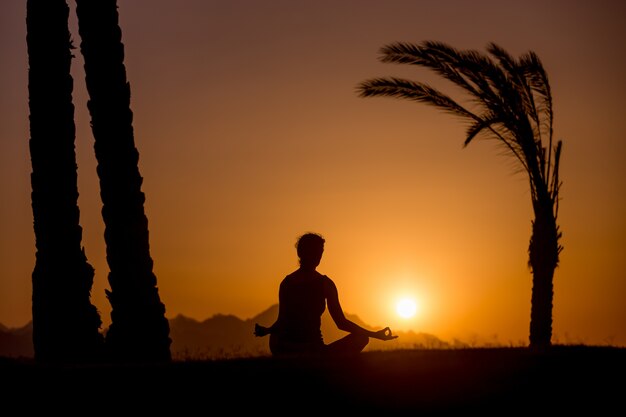 Prática de Yoga em local tropical