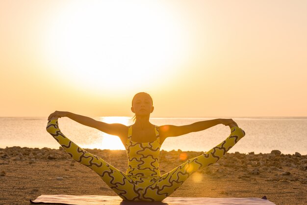 Prática de yoga no nascer do sol