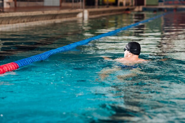 Prática diária de alto ângulo na piscina