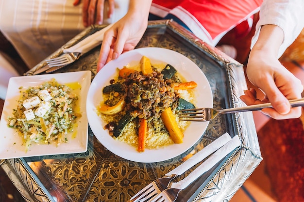 Foto grátis prato árabe no restaurante