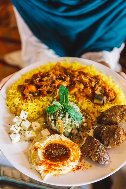 Prato árabe no restaurante