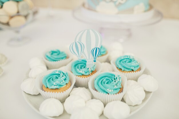 Prato branco com cupcakes e beijos azuis