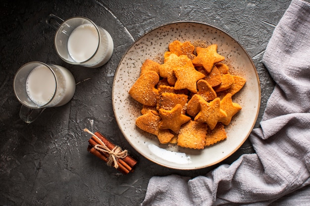 Prato com biscoitos de formas diferentes