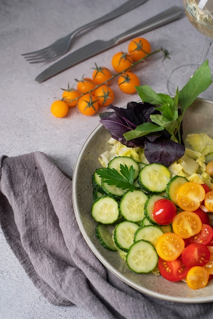 Foto grátis prato com deliciosa salada de legumes