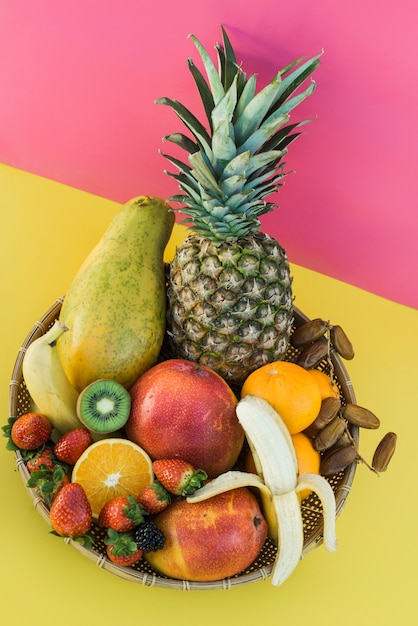 Foto grátis prato com frutas tropicais na mistura