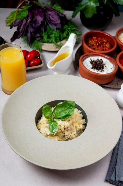 Prato com queijo ralado e verduras, servido com suco