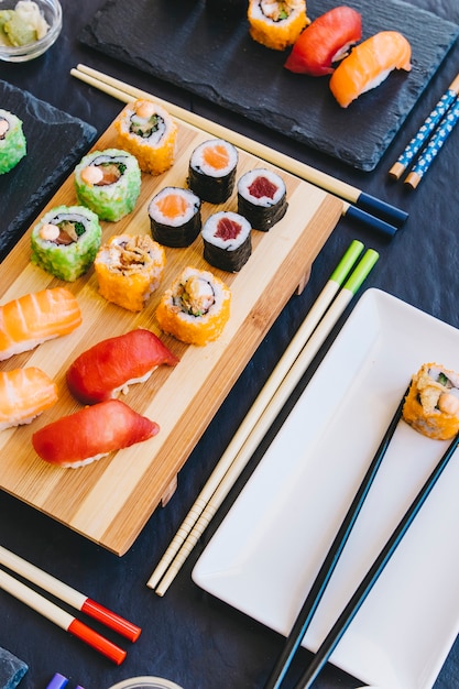 Foto grátis prato com rolo perto de sushi