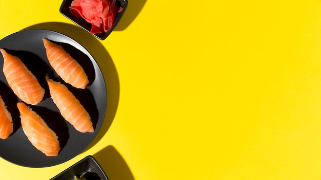 Prato com rolos de sushi fresco e cópia-espaço