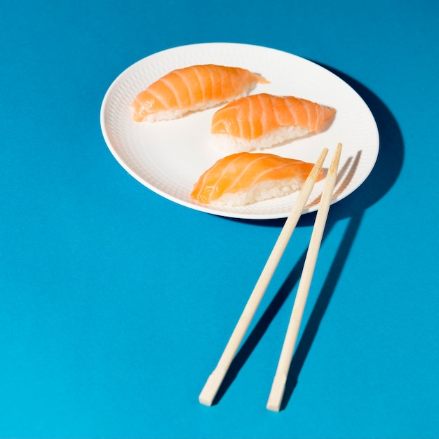 Foto grátis prato com rolos de sushi fresco