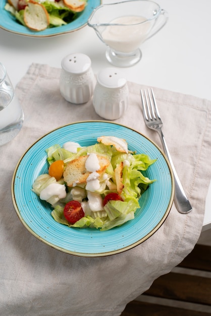 Foto grátis prato com salada saudável