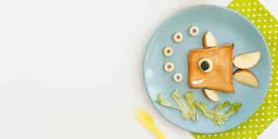 Foto grátis prato com torradas em forma de peixe com maçã com espaço para texto