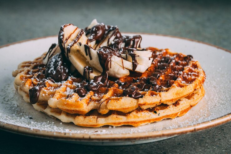 Foto grátis prato com waffles gourmet com fatias de chocolate e banana