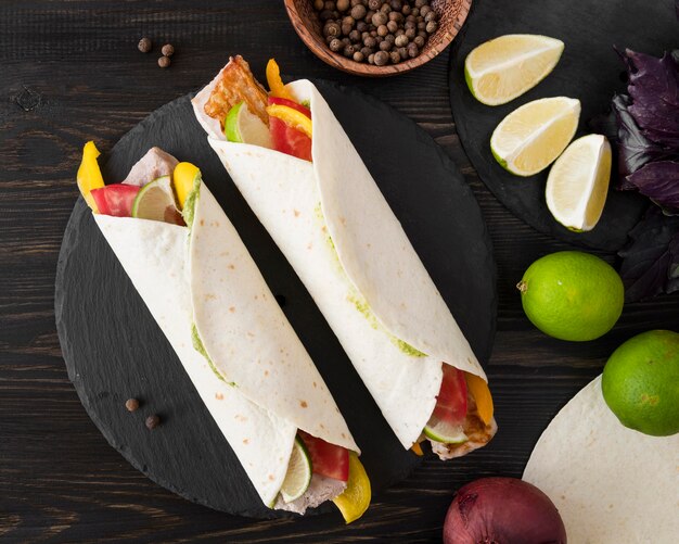 Prato com wraps de kebab deliciosos